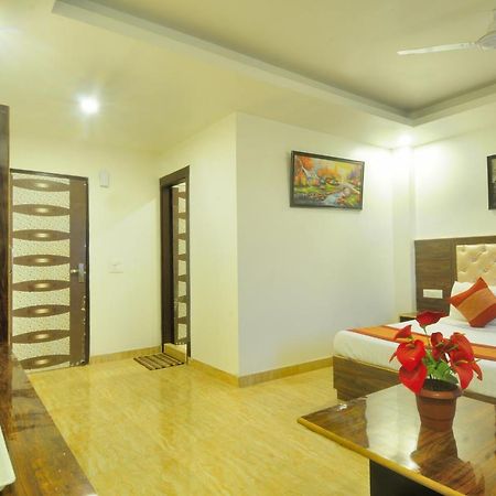 Hotel Noida Delight Esterno foto
