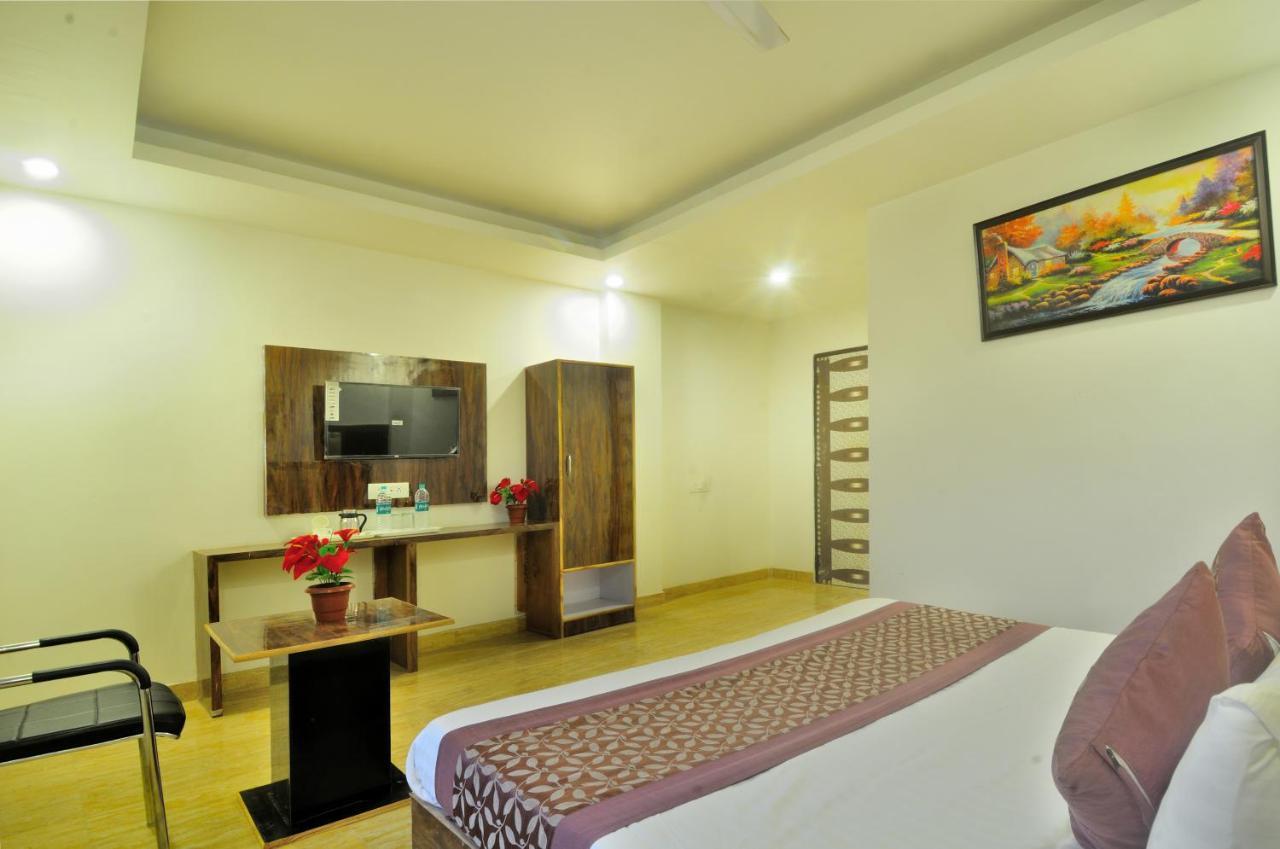 Hotel Noida Delight Esterno foto