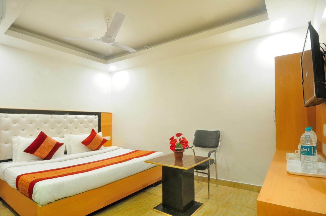 Hotel Noida Delight Esterno foto