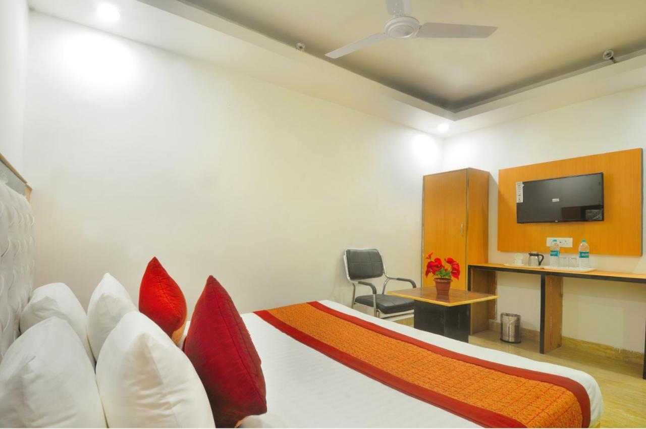 Hotel Noida Delight Esterno foto